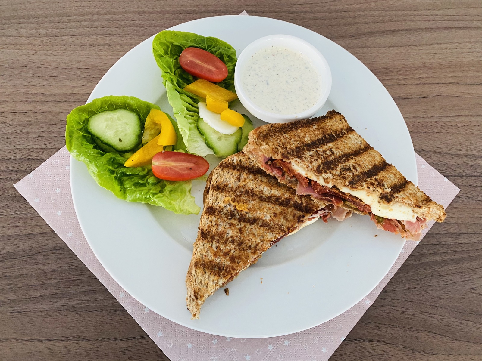 Grilovaný toast se slaninou a čedarem