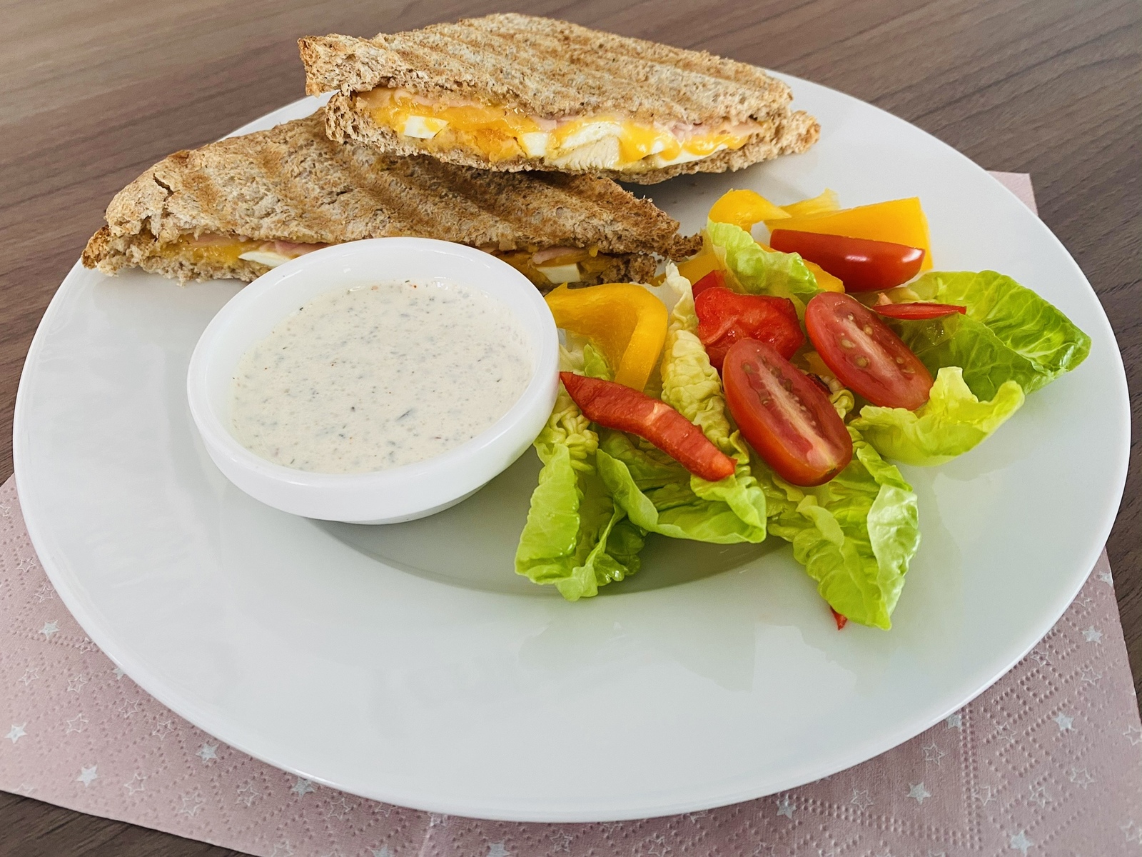 Grilovaný toast s vejcem a čedarem
